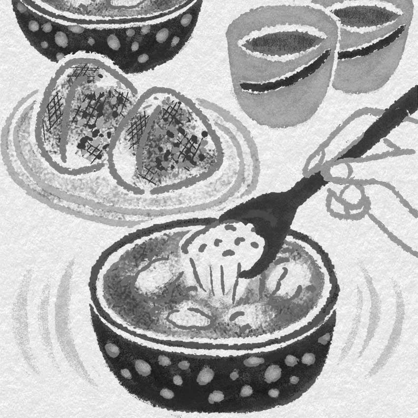 チーズスープとおにぎり、お茶のほのぼのとした温かな食べ物イラスト。コラム用に描いたモノクロの挿絵。