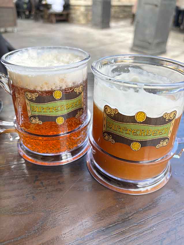 ユニバーサルスタジオジャパンのハリーポッターの三本の箒で飲めるバタービール、ホットとアイスの写真