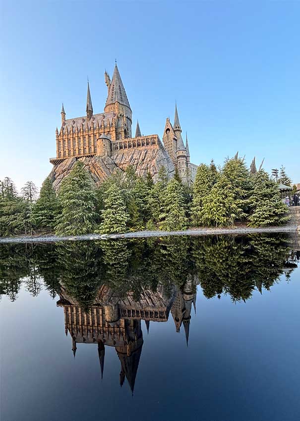 ユニバーサルスタジオジャパンのハリーポッターエリアにあるホグワーズ城。湖に映る城が美しい写真