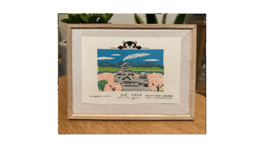 熊本県花畑牧場の2025年度のスタンプラリーのスタンプイラスト。額装されたスタンプイラスト